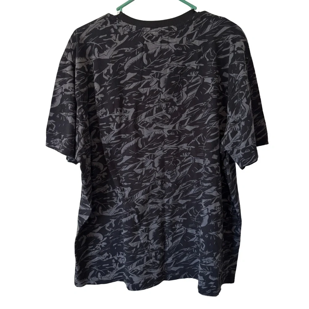 3/$20 Hudson & Barrow Men's Black and Gray Patterned Tee - Picture 2 of 4